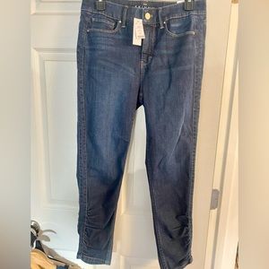 WHBM NWT high rise skinny crop ruched hem. Size 4